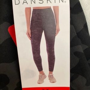 Danskin 7/8 Legging Black Camo Print